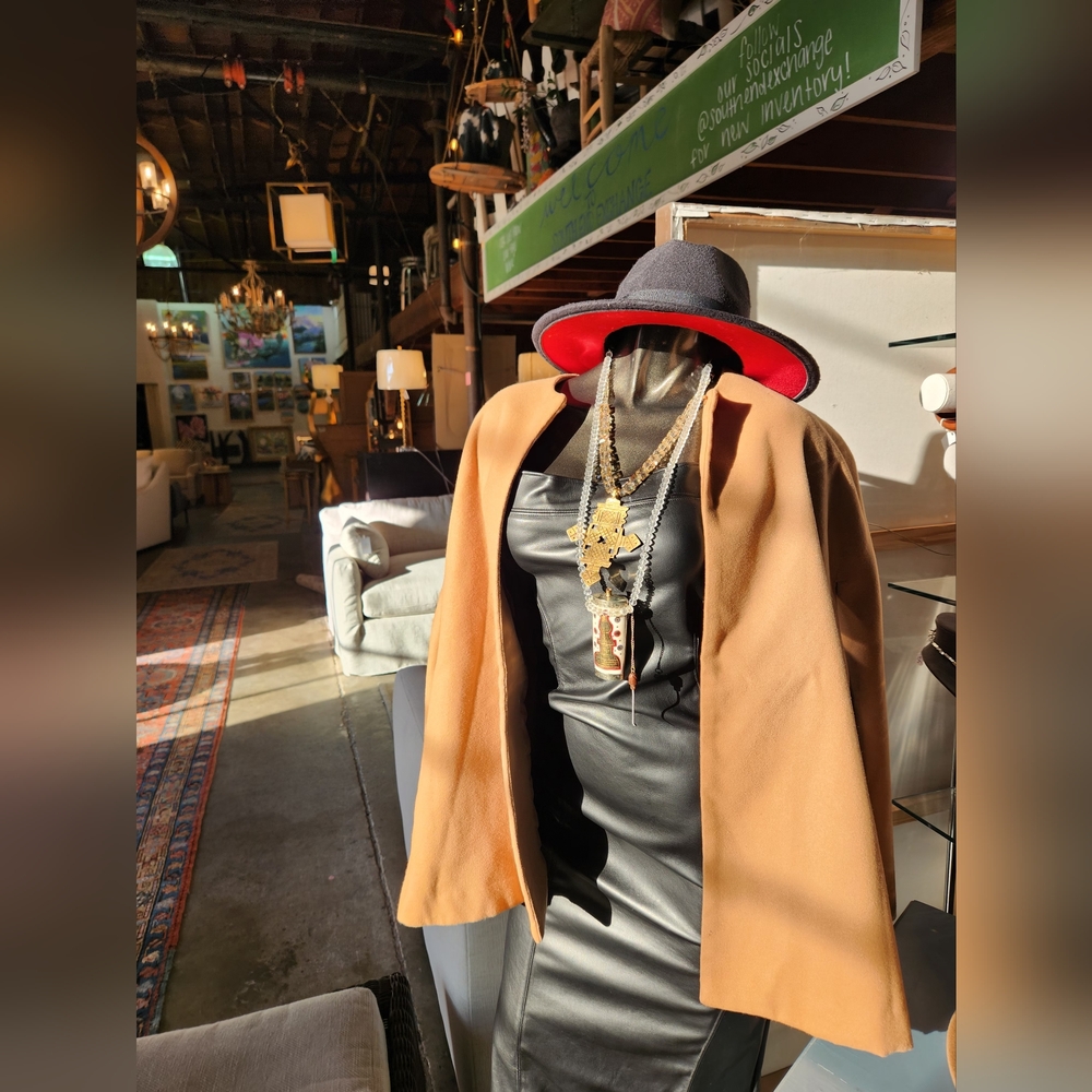 🤎Classic Camel Colored Cape with Pockets😍 Limited quantities available🤎 - Picture 3 of 16